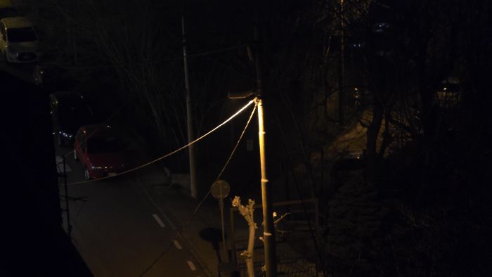 Via del Veltro, residenti: “Strada al buio e marciapiedi pieni di buche, serve un intervento”