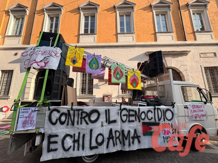 Trieste, partito il corteo dell’8 marzo: migliaia di persone in strada per la Giornata della Donna (FOTO) 