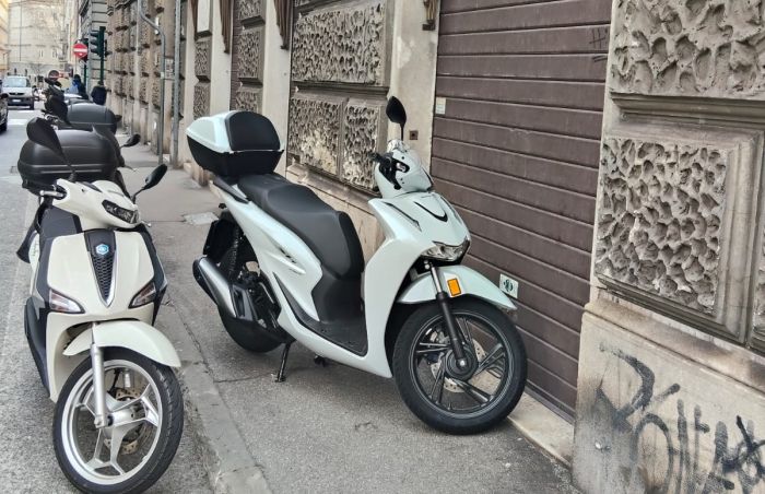 Trieste, scooter sul marciapiede in via Timeus: pedoni costretti a scendere in strada