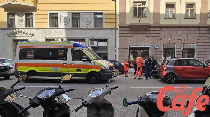 Trieste, incidente tra auto e scooter in via del Coroneo: centauro ferito e portato a Cattinara