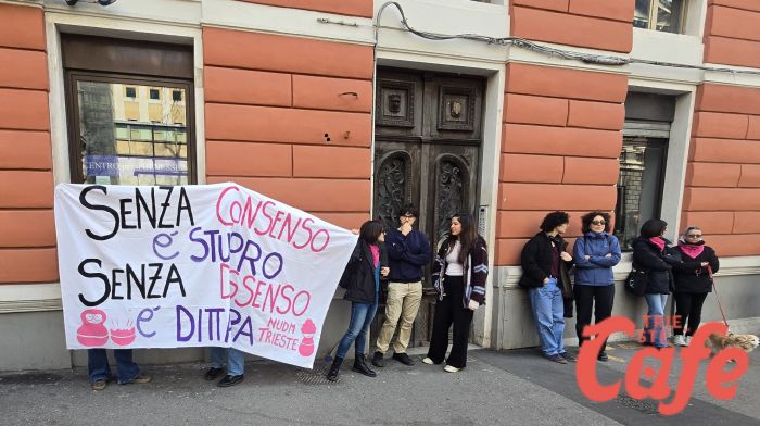 Trieste, NonUnaDiMeno protesta davanti al carcere di via del Coroneo: “Senza consenso è stupro”