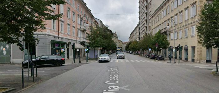 Trieste, runner segnalato in mezzo alla strada in via Battisti: corre in mezzo al traffico