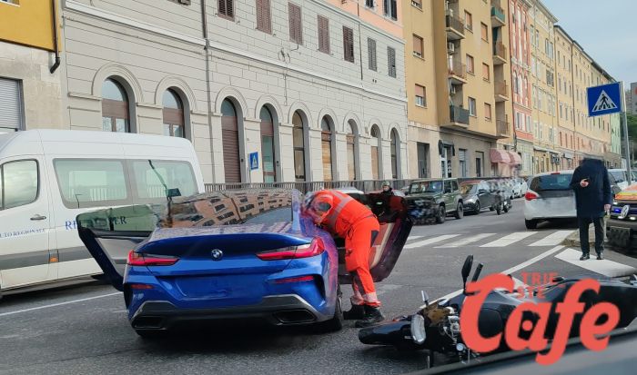 Scontro auto - scooter all’incrocio tra viale Campi Elisi e via San Marco: scooterista a Cattinara