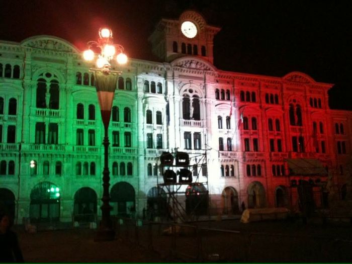 Trieste si veste d’Italia: martedì il palazzo comunale illuminato con il tricolore