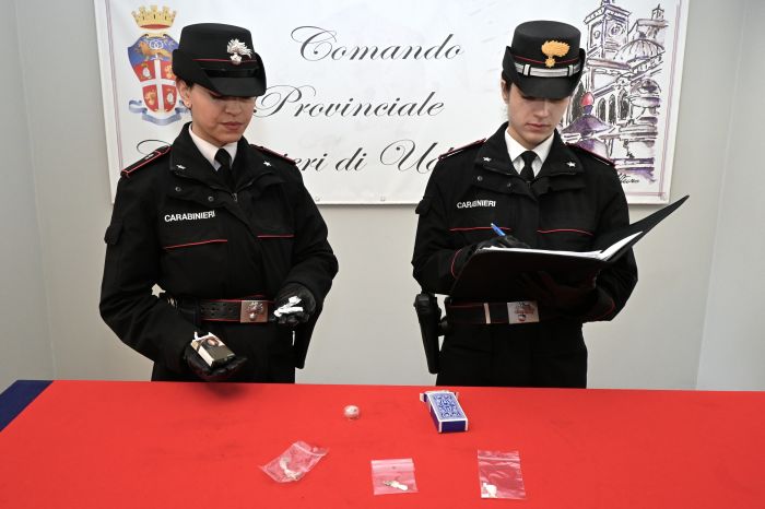 Malore in strada svela la droga, denunciata 24enne: anfetamina e hashish pronti per lo spaccio