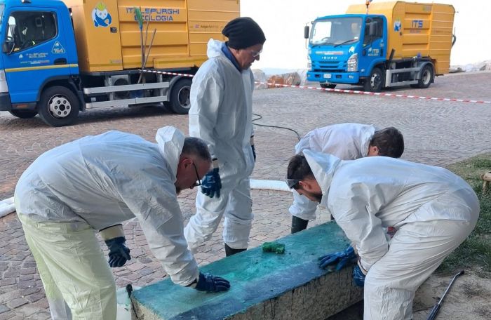 Vandali a Barcola, scatta la pulizia: Babuder duro “non è dissenso, è danno pubblico”