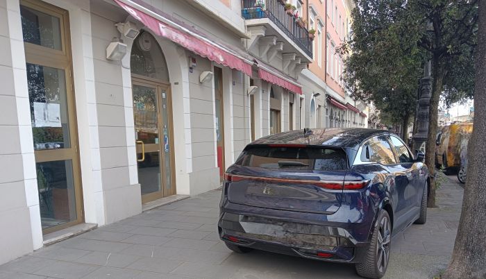 Trieste, parcheggi selvaggi sul marciapiede: “succede davanti a tutti, senza controlli”