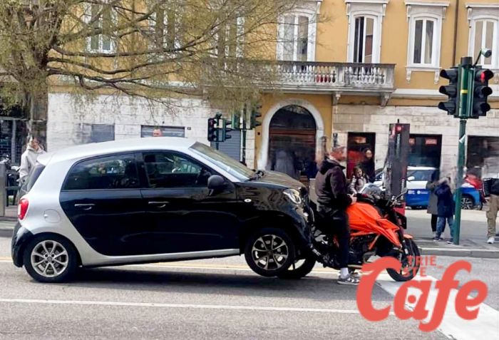 Trieste, scontro singolare in largo Barriera: moto finisce sotto l’auto