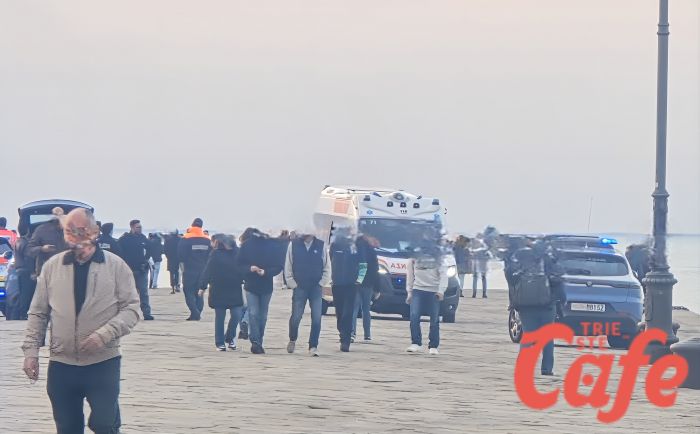 Molo Audace, si getta in mare: salvata da due passanti, scatta maxi intervento