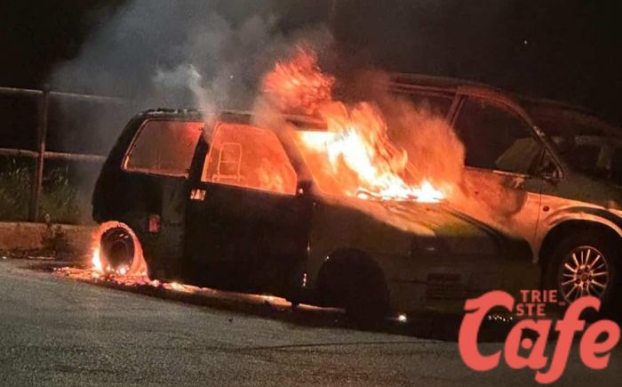Incendio nella serata a Borgo San Sergio, veicolo avvolto dalle fiamme (VIDEO) 