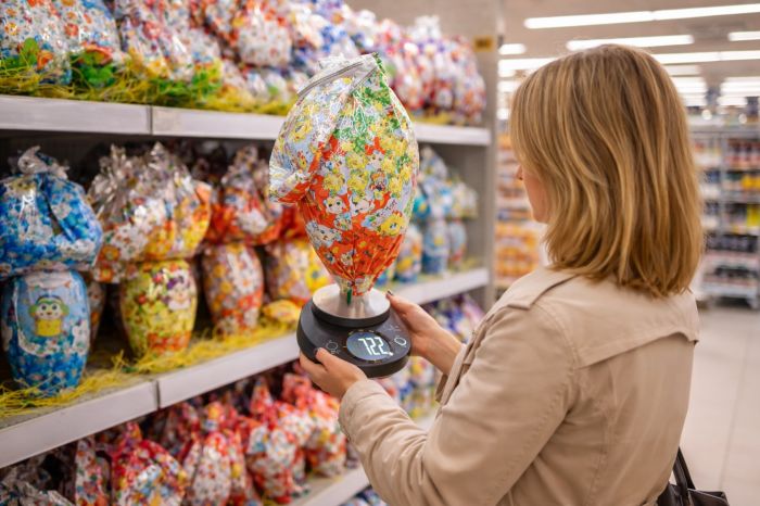 Triestina porta la bilancia al supermercato, la strategia per scoprire la sorpresa nell’uovo di Pasqua 