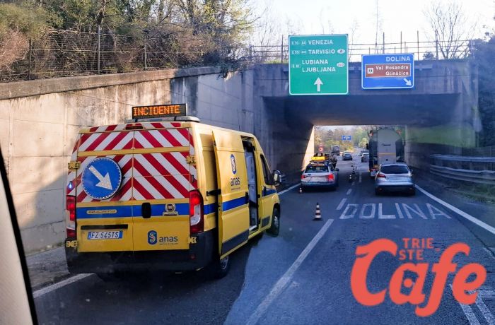 Auto distrutta e viabilità paralizzata, mattinata di caos in ingresso a Trieste