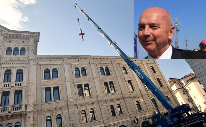 Dipiazza annuncia l’intervento sul Municipio: “Montiamo la gru per rifare il tetto”