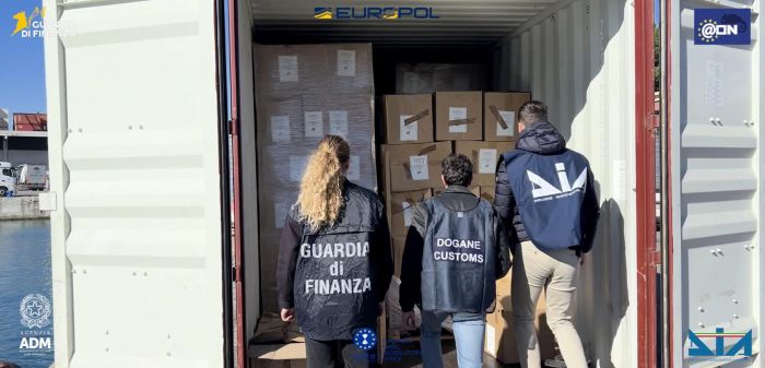 Sequestrate 32 tonnellate di tabacchi lavorati esteri, cinque arresti, Interessata anche Trieste 
