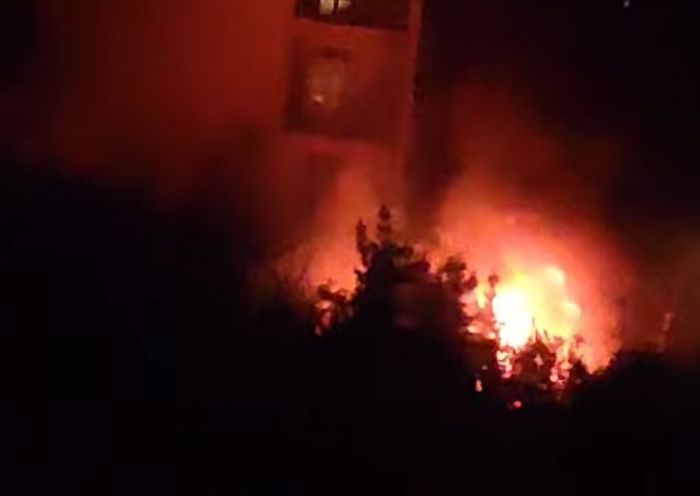 Fiamme nella serata a Borgo San Sergio: rogo tra via Donaggio e via Cattaruzza, scatta l’allarme