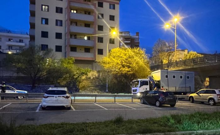 Container contro il cavalcavia: camion resta bloccato nel tardo pomeriggio