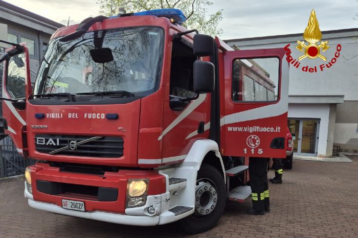 Fumo nei corridoi del Petrarca: studenti evacuati, intervento dei Vigili del Fuoco