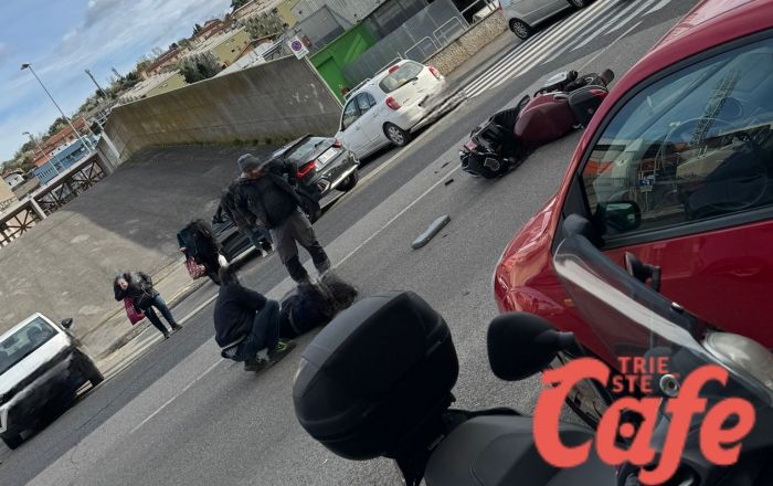 Scontro nel pomeriggio a Valmaura, scooter a terra: soccorsi sul posto