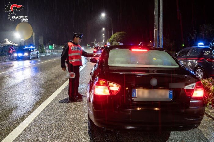 Fvg, imbriaghela molesta clienti al bar e aggredisce i Carabinieri: denunciato 40enne