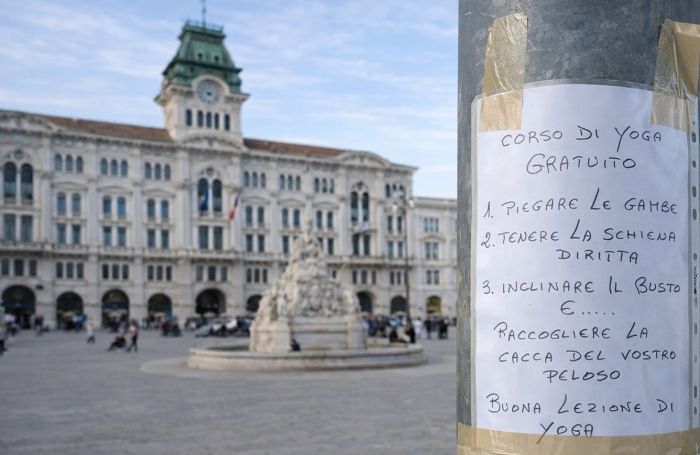Trieste, cartello ironico in centro: “corso di yoga gratuito”… per raccogliere i bisogni dei cani