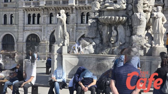 Piazza Unità trasformata in “luna park”, De Gavardo: “manca educazione civica” (VIDEO)