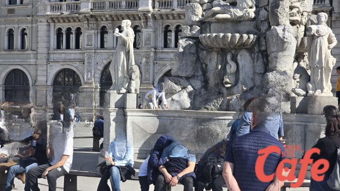 Piazza Unità invasa dai turisti, fontana presa d’assalto: “bambini dentro l’acqua tra i rischi”