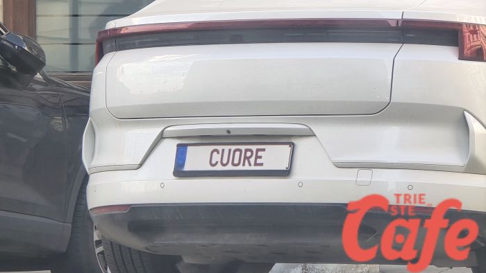“Cuore” in mezzo a Trieste, una targa speciale emoziona in centro alla vigilia di Pasqua