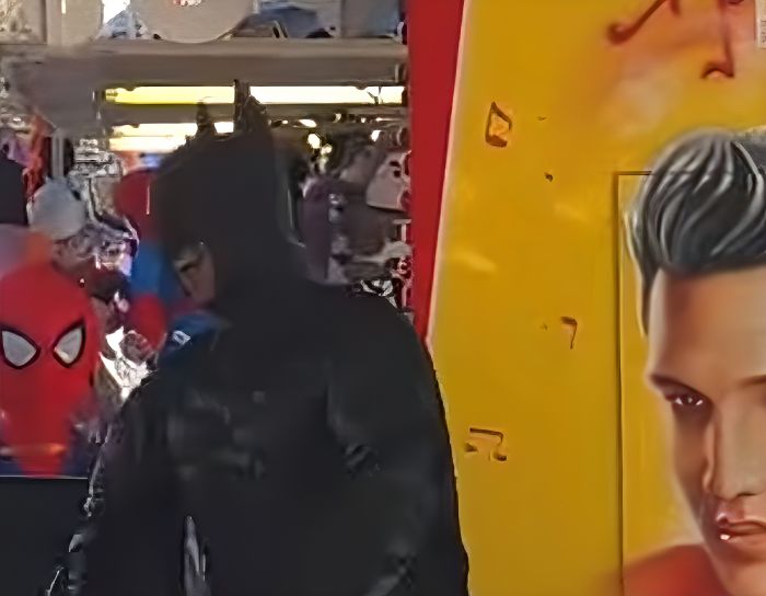 Trieste, un mondo di bat-auguri: Batman spunta tra la folla e conquista la Pasqua con morbin