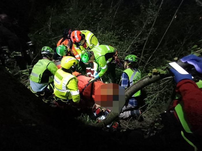 Strada del Friuli, uomo cade per 15 metri nella boscaglia: recupero con elicottero