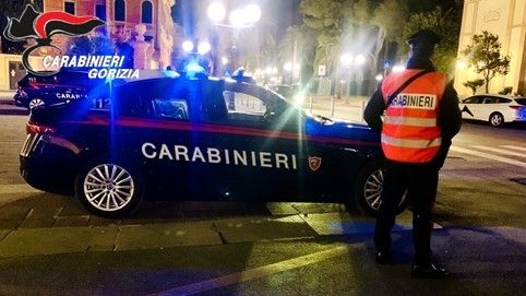 Profumi, vestiti e… manette: il bottino finisce in caserma