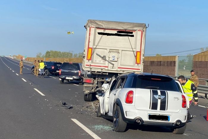 Schianto in A4, vettura tampona un autoarticolato: conducente grave, chiuso lo svincolo
