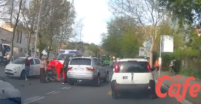 Incidente in via Flavia, impatto violento tra due vetture: un ferito e caos viabilità