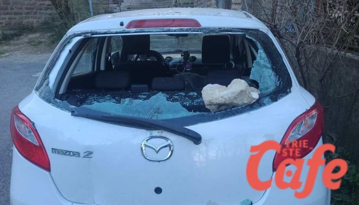 Ponziana, sassi dal cavalcavia e auto distrutte: giovane denuncia “danni e paura”