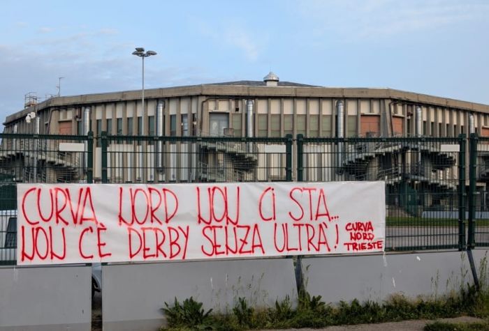 Striscione davanti al Carnera, protesta dei tifosi Trieste: “Non c’è derby senza ultrà”