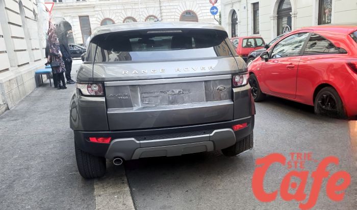 Via Cadorna, parcheggio 'imbriaghela' a due passi da piazza Unità