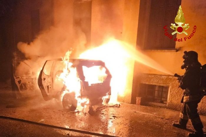 Fvg, auto in fiamme sotto un condominio: evacuati 12 appartamenti nella notte