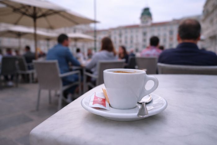 Bar di Trieste, niente capo in B: “Mancano i bicchierini”, scoppia lo stupore