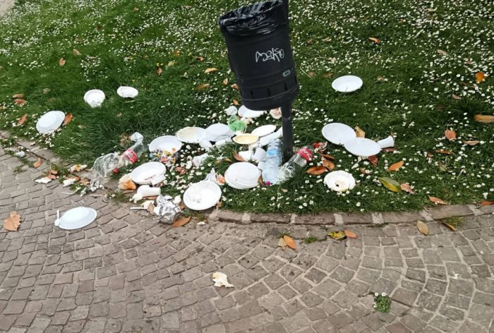 Trieste, festa e rifiuti a Villa Engelmann: scatta la rabbia dei cittadini