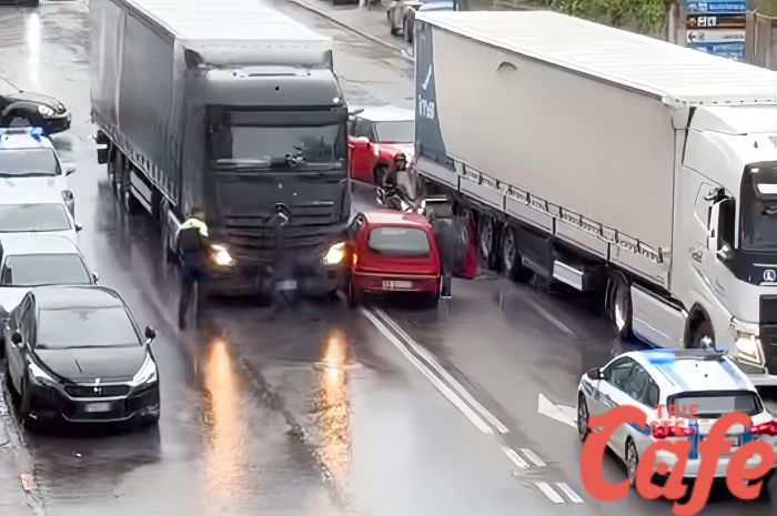 Via Svevo paralizzata da un incidente tra tir e auto, intervento delle forze dell’ordine (VIDEO) 
