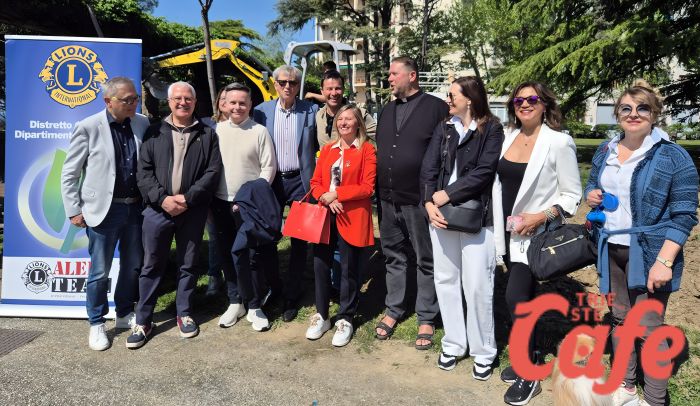 Quattro nuovi ciliegi in piazzale Rosmini donati dai Lions: “Rinascita verde nel cuore della città"
