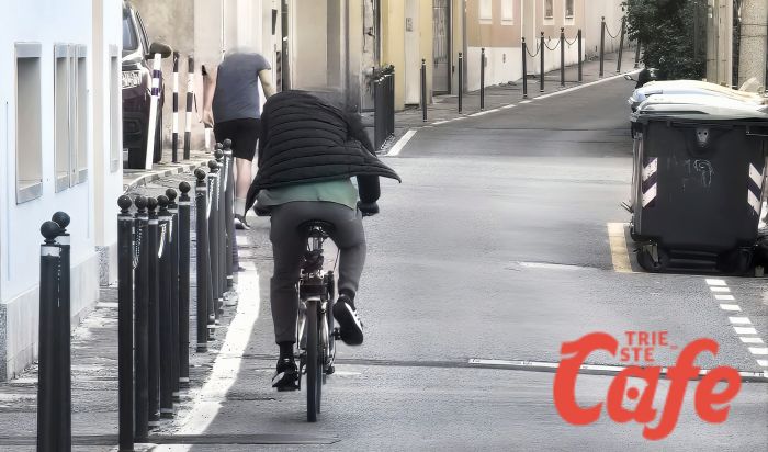 Trieste, ciclista contromano in via del Veltro: scena pericolosa in pieno giorno