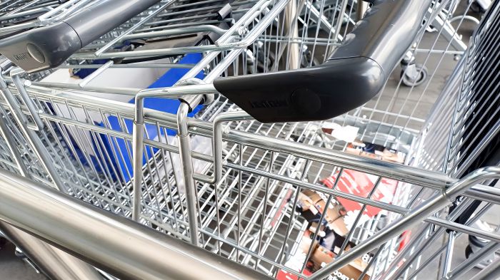 Carrelli dei supermercati usati come pattumiere, triestino: “Furibondo, una vergogna”