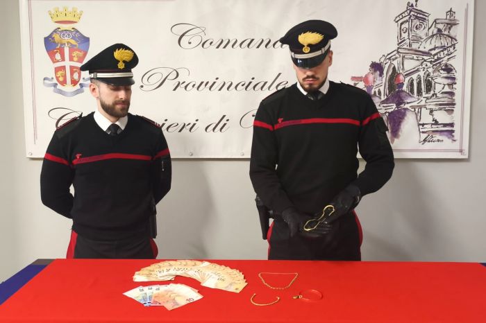 Finge un carabiniere e raggira una 78enne: arrestato subito dopo la fuga