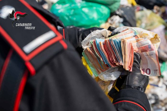 Getta per errore 7.000 euro nei rifiuti, ritrovati e restituiti dai Carabinieri (VIDEO) 