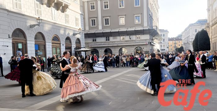 Trieste torna all’impero: piazza Verdi diventa un salone viennese tra eleganza e folla (VIDEO) 