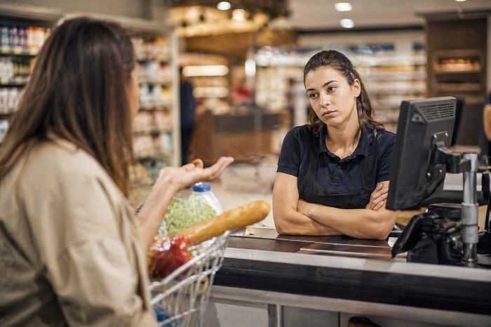 Trieste, “commesse scorbutiche e poca gentilezza”: la segnalazione che accende il dibattito