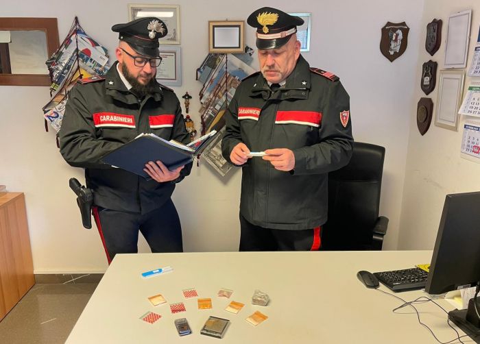 Chiamano il 118 per un malore, trovano un ‘catalogo completo’ di sostanze (droghezzi) 