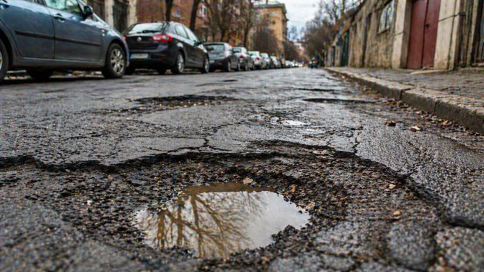 "Strade dissestate a Trieste, così si distruggono le auto, perché nessuno interviene?”