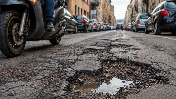 Trieste, “strade come dopo una guerra”: scooterista invita il sindaco a provarle