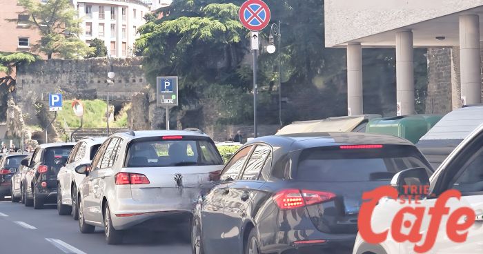 Boom di turisti a Trieste: centro affollato e parcheggi esauriti sin dal mattino